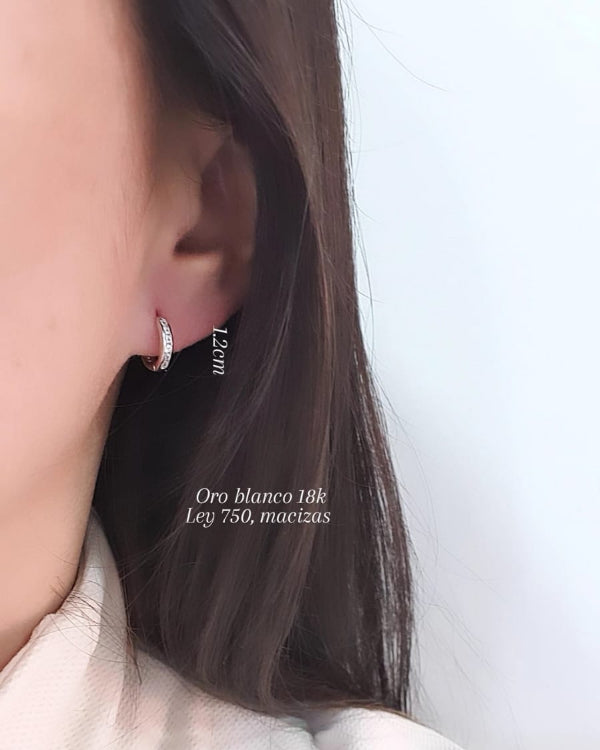 Candongas 1.2cm macizas, con zircones, Oro Blanco 18k ley 750